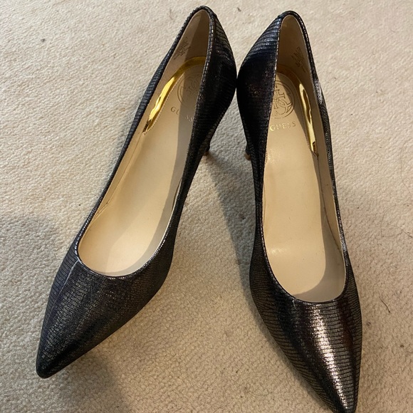 New size 8 Guess Metallic Pumps - Picture 3 of 3